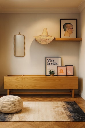 A wooden bench with a woven basket, a framed quote, and a silhouette portrait on a shelf. - Q1 3BR/2Baths in Roma Norte (Mexico City)
