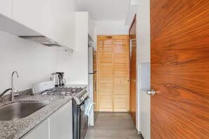 Fridge, microwave, oven, stovetop - Q1 3BR/2Baths in Roma Norte (Mexico City)