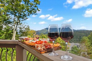 Outdoor dining - 1st in Sugar/View/EV Charge/Hot Tub/Sauna/Pet Friendly/Sleeps 12 (Sugar Mountain)