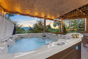 Outdoor spa tub - 1st in Sugar/View/EV Charge/Hot Tub/Sauna/Pet Friendly/Sleeps 12 (Sugar Mountain)