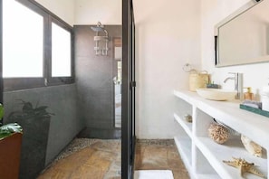 Secador de cabelo, toalhas de banho