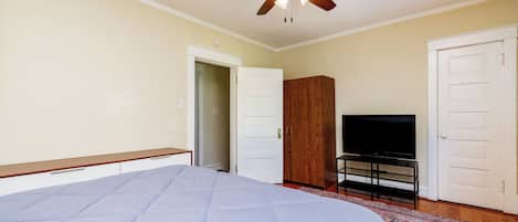 4 bedrooms, iron/ironing board, WiFi, bed sheets