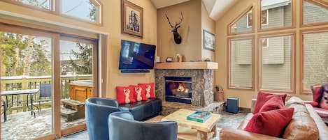 Smart TV, chimenea y libros
