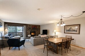Smart TV, fireplace - 7th NT FREE! Perfect Location, Hot Tub/POOL, Shuttle, Fireplace, Garage (Breckenridge)