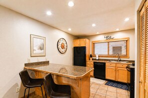 Fridge, microwave, oven, stovetop - 7th NT FREE! Perfect Location, Hot Tub/POOL, Shuttle, Fireplace, Garage (Breckenridge)