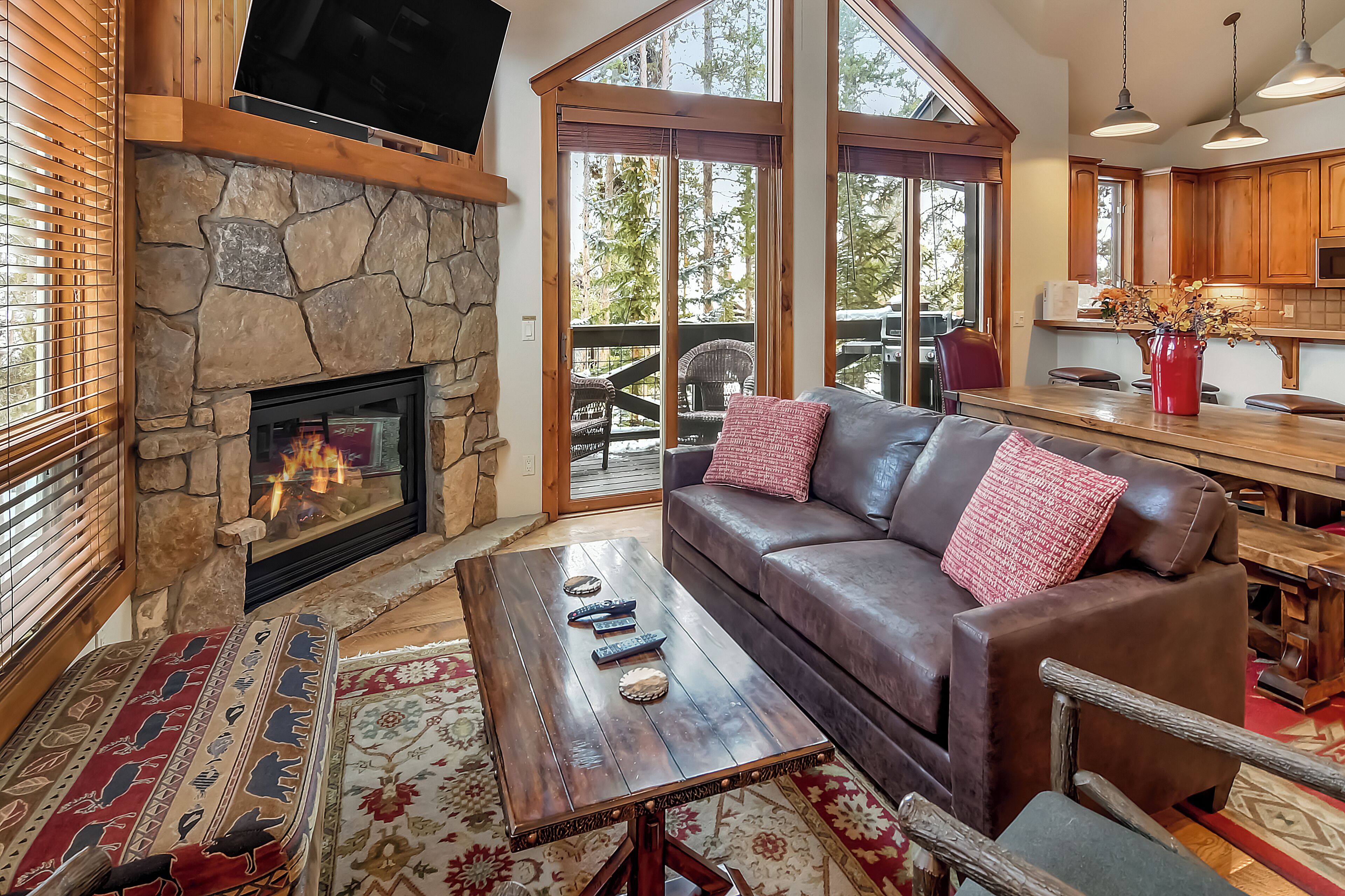 Smart TV, fireplace