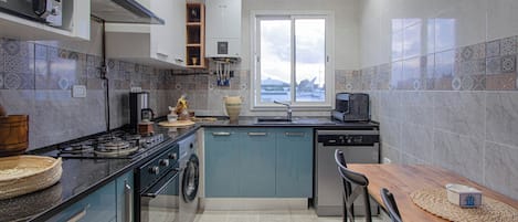 Appartement Deluxe, balcon, vue sur la ville | Cuisine privée | Réfrigérateur, four à micro-ondes, un four, surface de cuisson