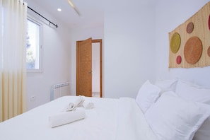 Appartement Deluxe, balcon, vue ville | Rideaux occultants, chambres insonorisées, fer et planche à repasser