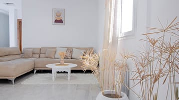 Deluxe-Apartment, Balkon, Stadtblick | Wohnbereich