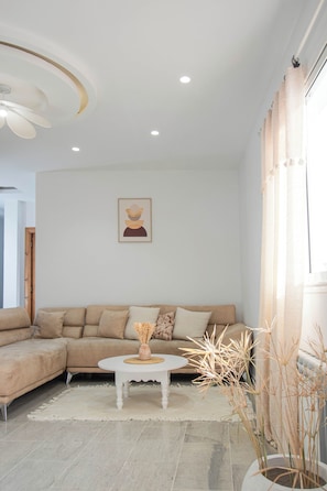 Deluxe-Apartment, Balkon, Stadtblick | Wohnbereich