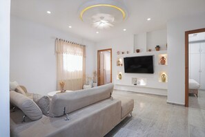 Deluxe-Apartment, Balkon, Stadtblick | Wohnbereich