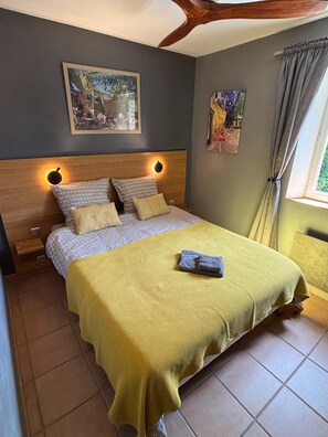 Bügeleisen/Bügelbrett, Reisekinderbett, kostenloses WLAN, Bettwäsche