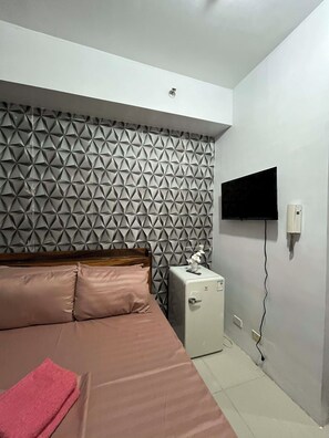 Room - Cozy City View Haven (Quezon City)