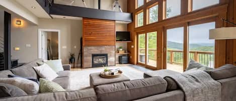 Una Smart TV, una chimenea, libros, un reproductor estéreo