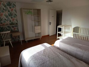 Tabla de planchar con plancha, wifi y ropa de cama 