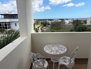 Outdoor dining - J'Vais Residence Flic en Flac (Flic en Flac)