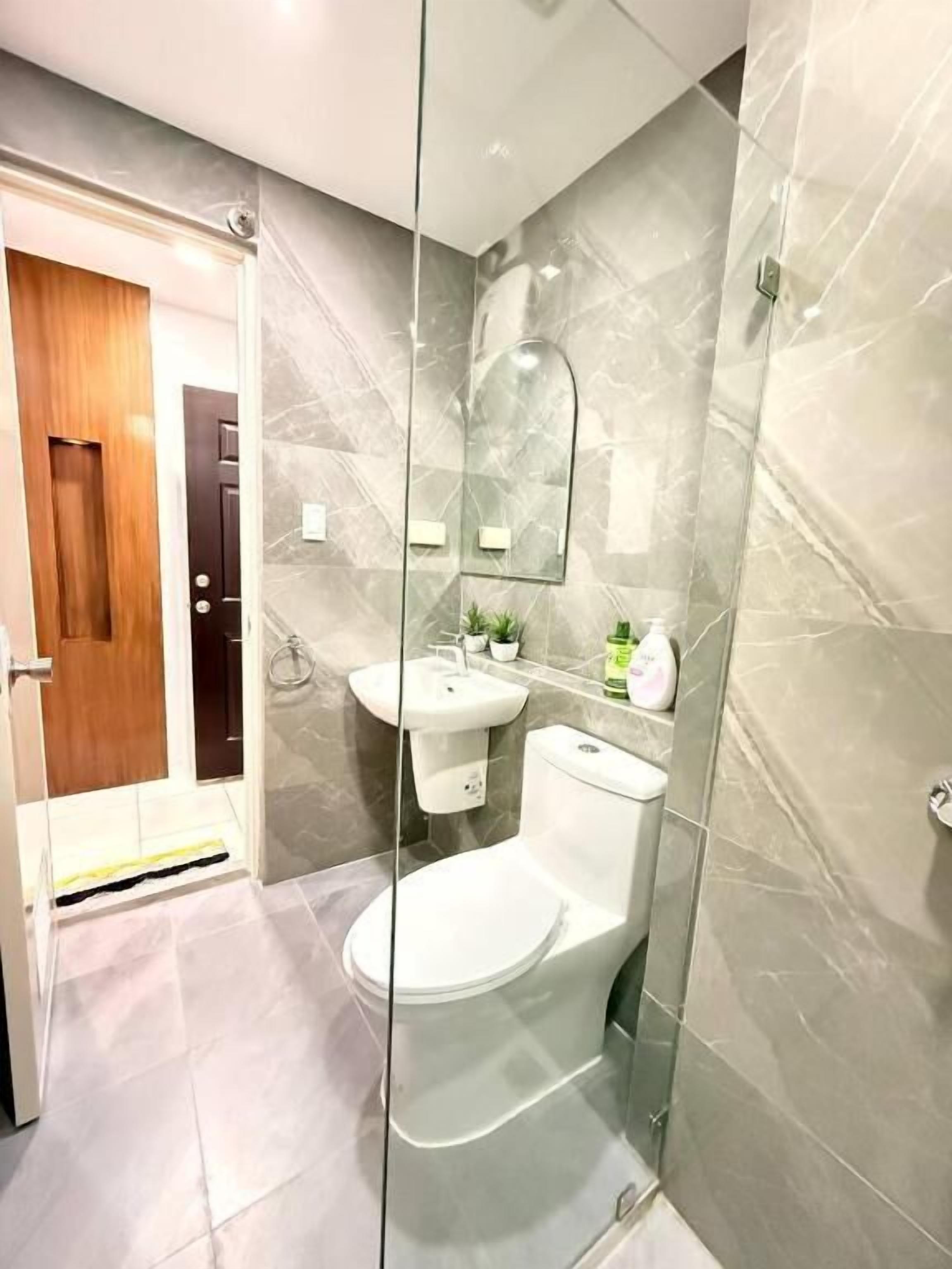 Comfort Apartment, 1 Queen Bed, Private Bathroom, City View | Bathroom | Slippers, towels