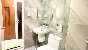 Comfort Apartment, 1 Queen Bed, Private Bathroom, City View | Bathroom | Slippers, towels