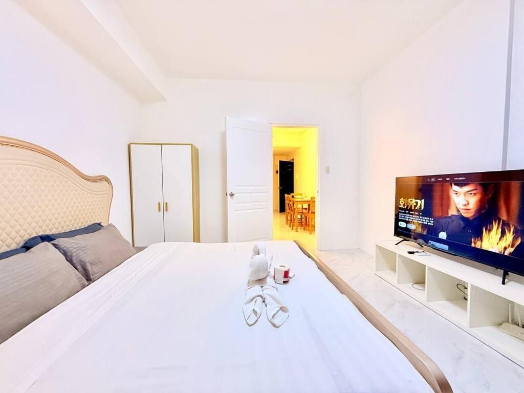 Apartment, 1 Queen Bed, Private Bathroom, Partial Ocean View | In-room safe, desk, laptop workspace, blackout curtains