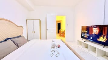 Apartment, 1 Queen Bed, Private Bathroom, Partial Ocean View | In-room safe, desk, laptop workspace, blackout curtains