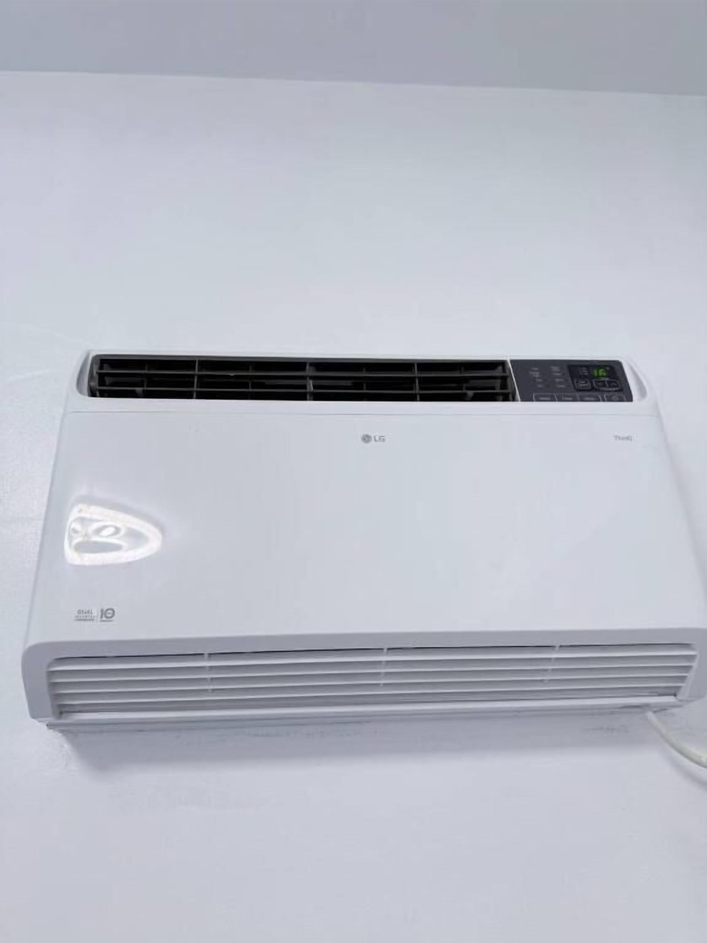 Eine weiße LG-Klimaanlage mit digitalem Display und Fernbedienung.