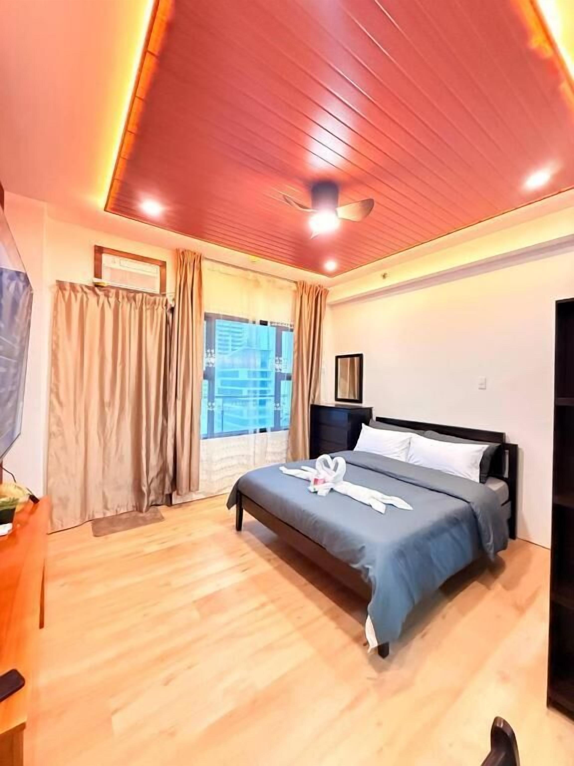 Studio, quang cảnh thành phố | Két bảo mật tại phòng, bàn, khu vực làm việc phù hợp cho laptop 
