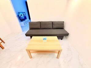 Apartment, 1 Queen-Bett, eigenes Bad, eingeschränkter Meerblick | Wohnbereich