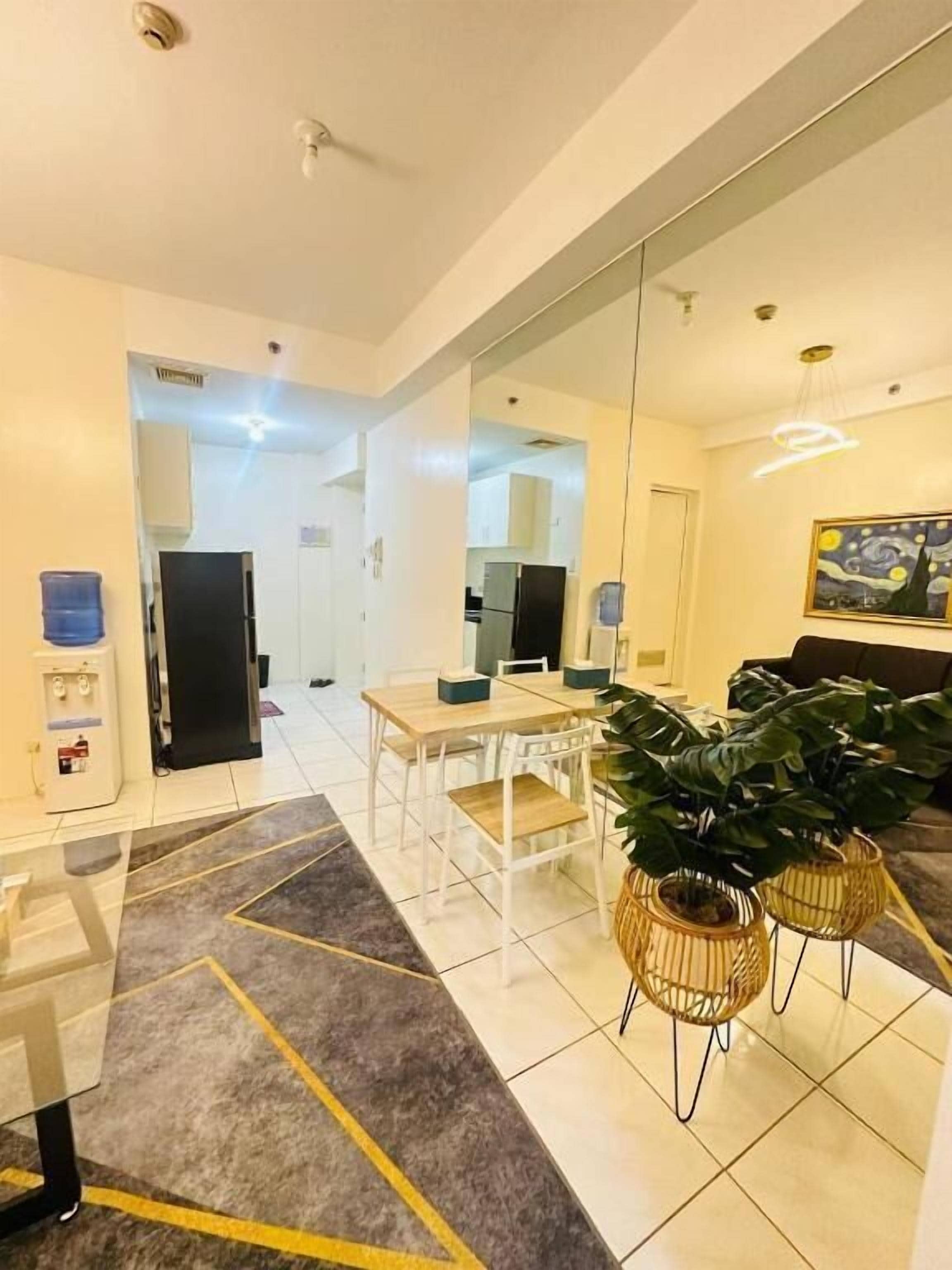 Apartment, 1 Queen Bed, Private Bathroom, City View | Interior