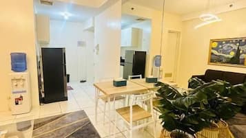 Apartment, 1 Queen Bed, Private Bathroom, City View | Interior
