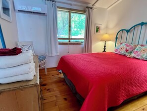 Tabla de planchar con plancha, wifi gratis y ropa de cama