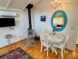 Dining - New local owner! Cozy private home in Patagonia (Patagonia)