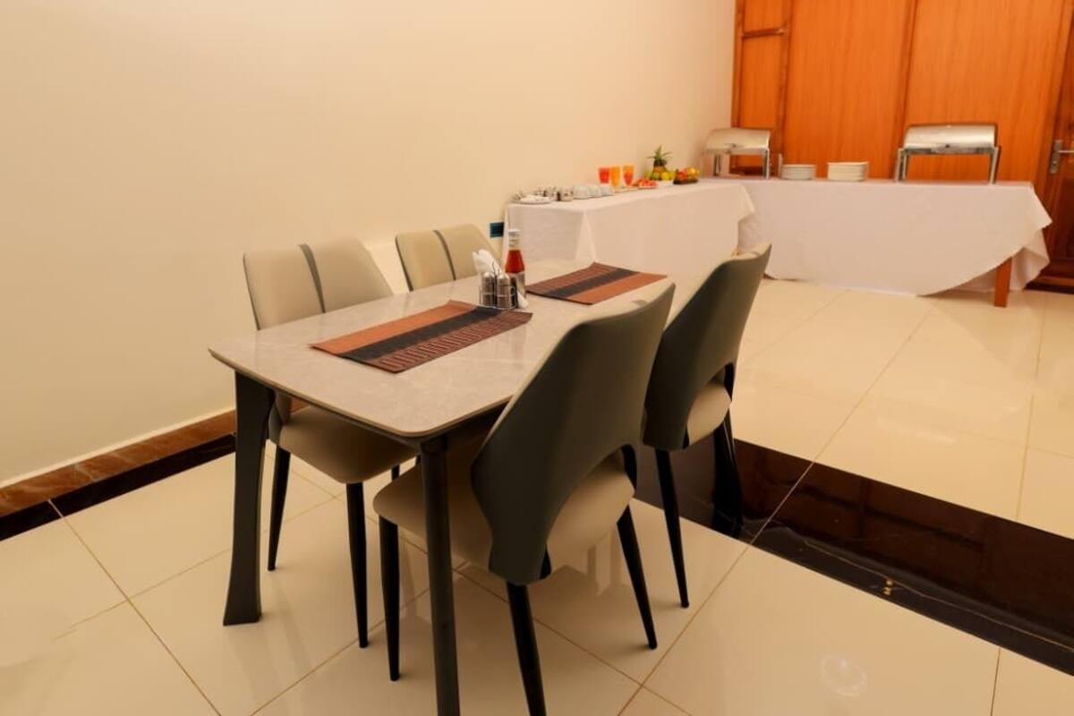Un comedor con una mesa, sillas y una barra libre.