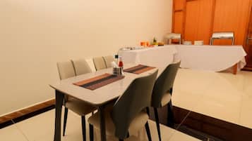 Deluxe Double Room, Hill View | Dining