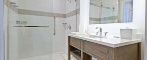 Haartrockner, Handtücher, Seife, Toilettenpapier