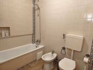 Sèche-cheveux, bidet, serviettes fournies, savon