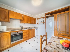 Kühlschrank, Mikrowelle, Ofen, Kochgeschirr/Geschirr/Besteck