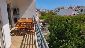 Outdoor dining - OLD TOWN, Apt. 110m2 on Avenida da Liberdade, AIR CONDITIONING/CAPBLE TV/FREE Wi-Fi (Albufeira)