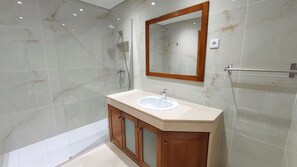 Shower, hair dryer, bidet, towels - OLD TOWN, Apt. 110m2 on Avenida da Liberdade, AIR CONDITIONING/CAPBLE TV/FREE Wi-Fi (Albufeira)