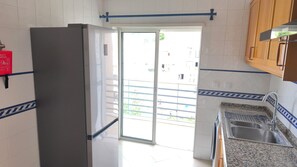 Private kitchen - OLD TOWN, Apt. 110m2 on Avenida da Liberdade, AIR CONDITIONING/CAPBLE TV/FREE Wi-Fi (Albufeira)