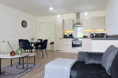 Spacious Modern 2BR In Wembley Stadium l Sleeps 8