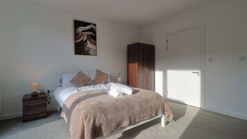 Iron/ironing board, WiFi, bed sheets