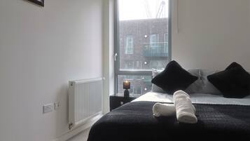 Een strijkplank/strijkijzer, wifi, beddengoed