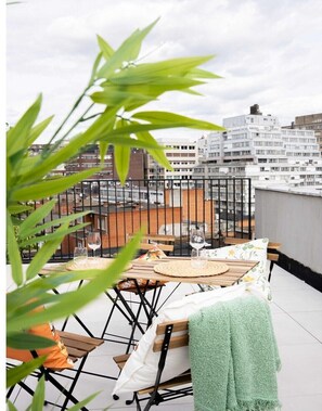 Outdoor dining - One Lux Stay 3BR / 2.5BA with Kids Room at Antwerp near Central Station (Antwerpen)