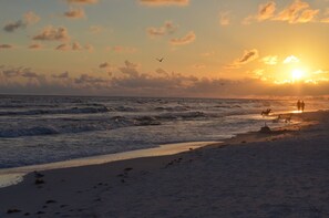 Sunset stroll along the beach - ☀️Renovated 3BR End-Unit~Golf Cart~Patio-Community Pool~Villa Bliss☀️ (Miramar Beach)