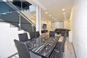 Luxury House, 4 Bedrooms | Dining