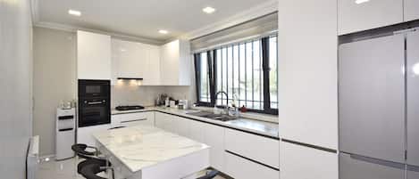 Luxury House, 4 Bedrooms | Private kitchen