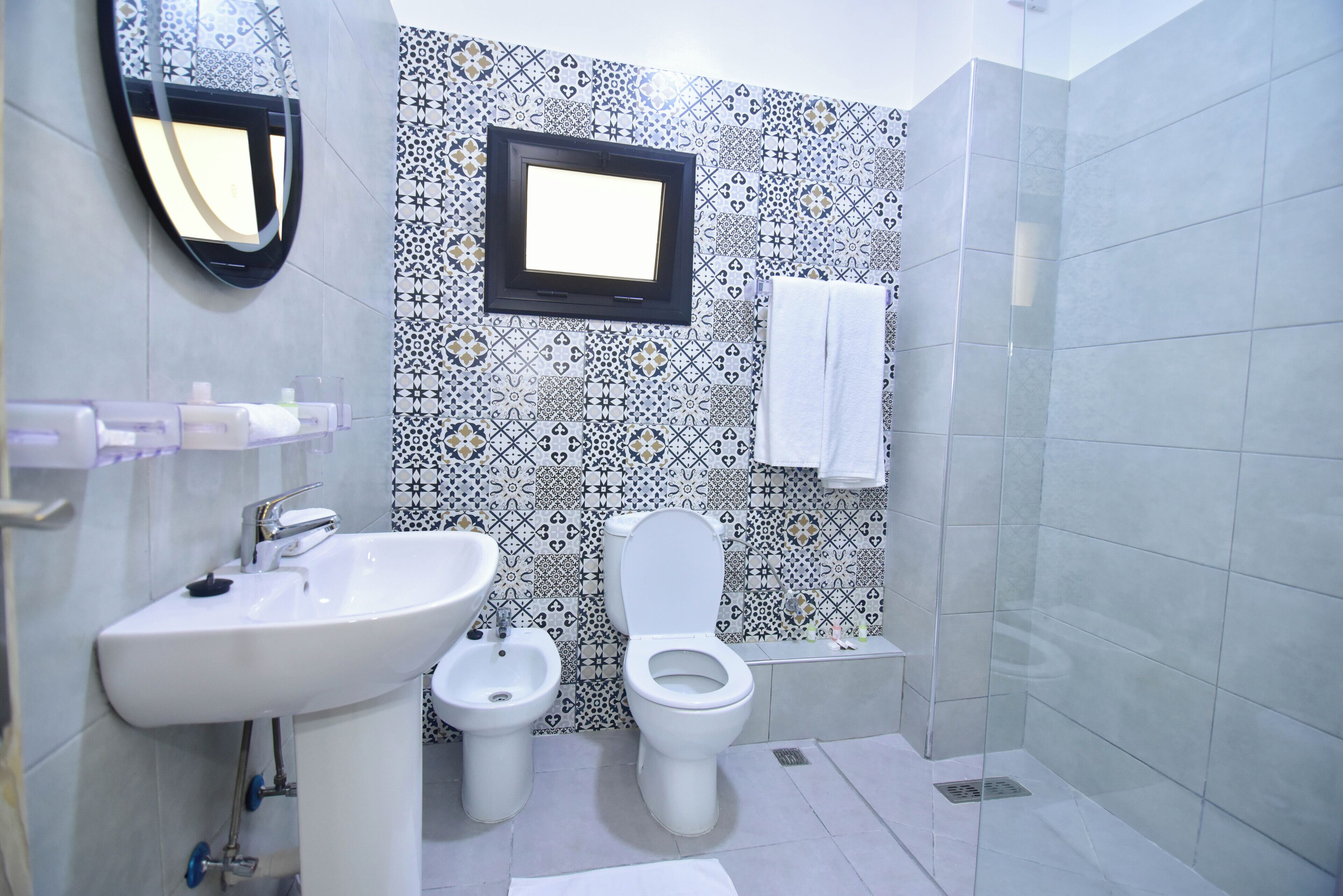 Deluxe Double Room | Bathroom | Shower, free toiletries, hair dryer, towels