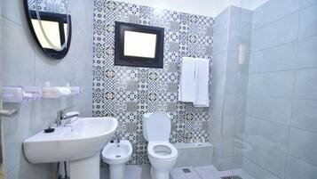 Quarto casal luxo | Banheiro | Chuveiro, produtos de toalete grátis, secador de cabelo