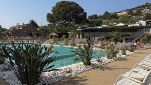 A pool area with lounge chairs, a gazebo, and a view of the surrounding landscape. - Luxury bungalow - Sea view - Heated pool 4 (Saint-Raphaël)