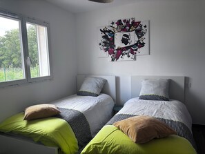 A room with two single beds, a window, and a wall-mounted artwork. - House with large garden for 4/6 people (Aléria)